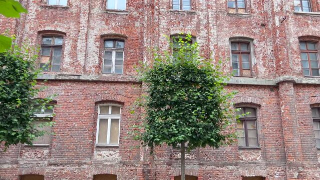 PANORAMA Z ZEWNĄTRZ FASADY STAREGO BUDYNKU