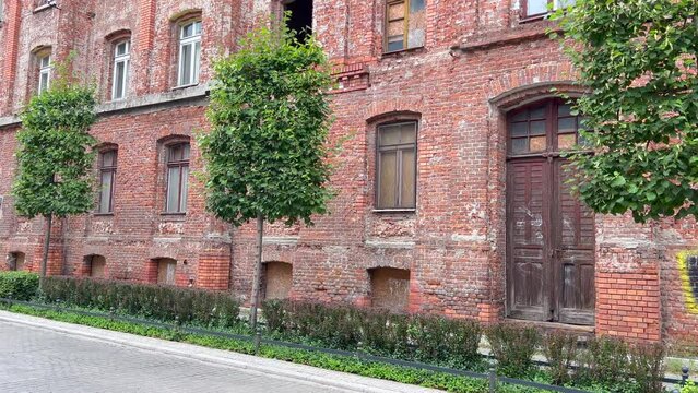 PANORAMA Z ZEWNĄTRZ FASADY STAREGO BUDYNKU