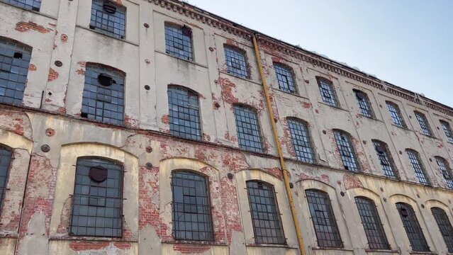 PANORAMA Z ZEWNĄTRZ FASADY STAREGO BUDYNKU