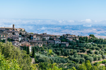 Fototapeta na wymiar Beautiful view of Tuscany landscape and landmarks. Summer in Italy