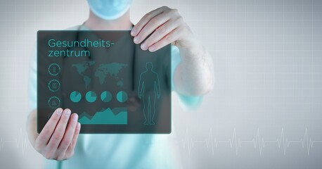 Gesundheitszentrum. Arzt hält virtuellen Brief mit Text und einem Interface. Medizin in der Zukunft