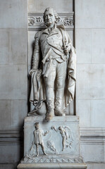 Obraz premium London, England, UK - July 6, 2022: St. Paul's Cathedral. Statue of Statue of George Eliott, Baron Heathfield standing against wall on pedestal with Roman images.