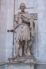 Obraz premium London, England, UK - July 6, 2022: St. Paul's Cathedral. Closeup of John Howard monument is marble statue of man holding key and script standing on pedestal in Roman dress.