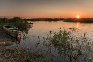 Łódki nad rzeką  Narew. Waniewo, Polska - obrazy, fototapety, plakaty