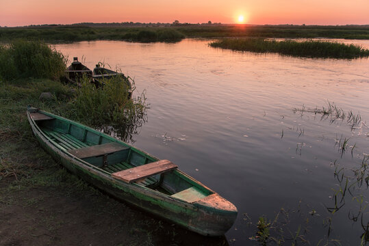 Łódki nad rzeką Narew. Waniewo, Polska © Zbigniew