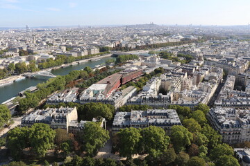 Fototapeta na wymiar Vue aérienne des toits de Paris