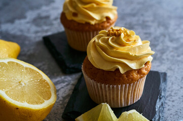 lemon cream cake with fruit slices
