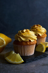 lemon cream cake with fruit slices