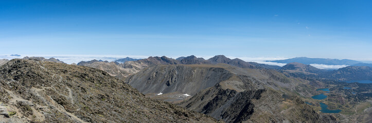 Large panorama sur des chaînes montagneuses sous un ciel bleu