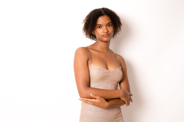 Obraz premium Close-up portrait of her she nice attractive lovely pretty content cheerful cheery wavy-haired girl folded arms isolated over white background