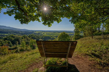 Sonnenbank mit Aussicht nahe der Burg Hohenzollern auf der schwäbischen Alb