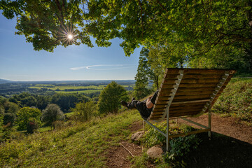 Sonnenbank mit Aussicht nahe der Burg Hohenzollern auf der schwäbischen Alb, ein nicht erkennbarer...