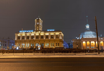 Obraz premium Moscow, the building of the leningrad station in nighttime