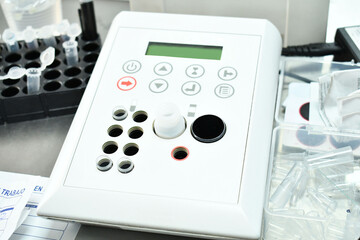 Equipo electronico para pruebas de diagnostico en laboratorio clinico. 