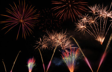 Fundo de fogo de artifício com várias cores, ambiente festivo