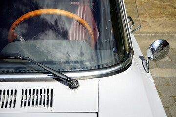 Klassische italienische Sportlimousine der Sechzigerjahre und Siebzigerjahre mit Holzlenkrad bei Sonnenschein beim Oldtimertreffen im Lenkwerk in Bielefeld im Teutoburger Wald in Ostwestfalen-Lippe