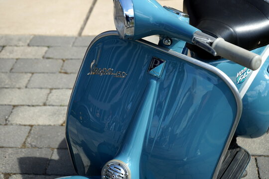 Italienischer Vespa 150 Motorroller der F&uuml;nfziger Jahre in Blau im Sommer bei Sonnenschein am 28.08.2022 beim Oldtimertreffen im Lenkwerk im Teutoburger Wald in Ostwestfalen-Lippe