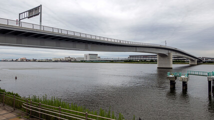 川を渡る新しい橋