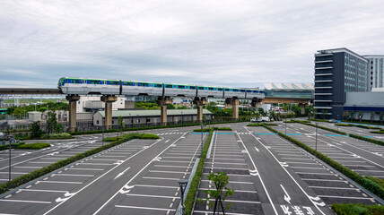 モノレールと駐車場