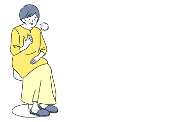 椅子に座るシニア女性