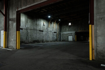 Fototapeta 古びた駐車場,コンクリートの薄暗い部屋,冷たい地下駐車場,不気味な無人の部屋 obraz