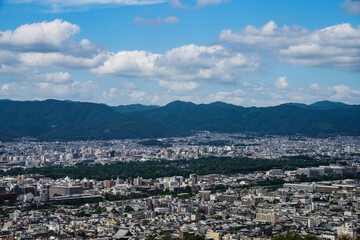 夏の終わりの京都盆地と山々