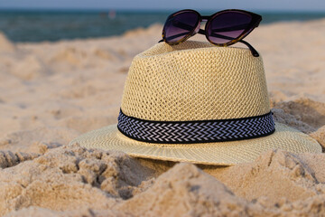 Kapelusz na plaży, hat on the beach