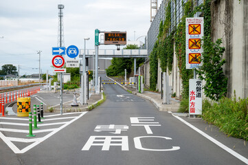 日本の高速道路のETC専用スマートICの入口