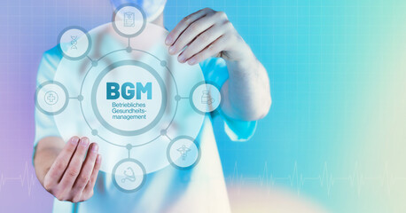 BGM (Betriebliches Gesundheitsmanagement). Medizin in der Zukunft. Arzt hält virtuelles Interface...