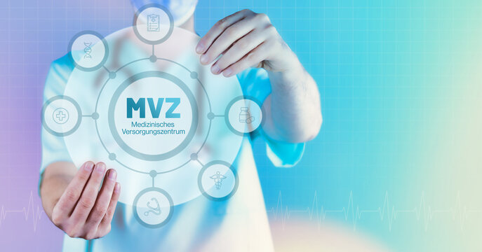 MVZ (Medizinisches Versorgungszentrum). Medizin in der Zukunft. Arzt hält virtuelles Interface mit Text und Icons im Kreis.