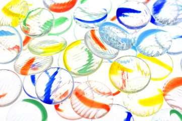 At random, such as diagonally, the colorful marbles on the glass - obrazy, fototapety, plakaty