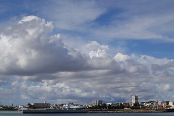 Fototapeta na wymiar 雲と沖縄の街