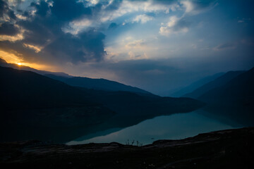 Obraz premium Sunrise view of Tehri mountains. Scenery sunrise over Tehri Lake, Uttarakhand. Tehri Dam, the tallest dam in India and Tehri dam is Asia's largest man-made lake.