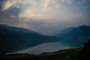 Obraz premium Sunrise view of Tehri mountains. Scenery sunrise over Tehri Lake, Uttarakhand. Tehri Dam, the tallest dam in India and Tehri dam is Asia's largest man-made lake.