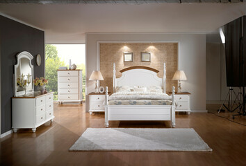 밝은 침실의 하얀색 원목 침대와 가구들