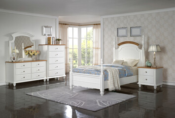 커튼이 있는 침실의 하얀색 침대와 가구들