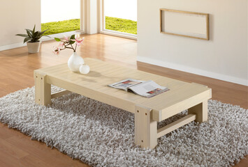 밝은 거실의 낮은 원목 테이블과 카페트