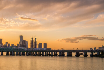 Obraz premium the beautiful sunset of the Han River in Seoul