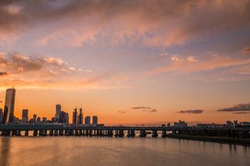 Fototapeta premium the beautiful sunset of the Han River in Seoul