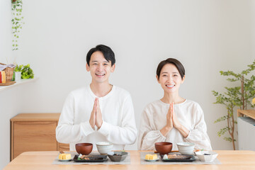 食事する夫婦（料理・朝食・自炊・和食・健康・カップル）