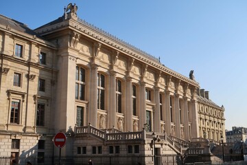 Fototapeta na wymiar Façade ouest du Palais de Justice historique de Paris, bâtiment de la Cour d’Assises, donnant sur la rue de Harlay, sur l’île de la Cité (France)