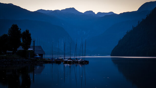 Grundlsee in der Steiermark, Österreich, kurz vor Sonnenaufgang - Boote dümpeln am Steg