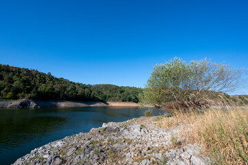 Paysage d'été et de sécheresse autour du lac de Villerest dans le département de la Loire en France