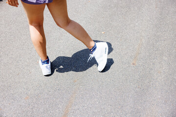 ダイエットのために公園でジョギングするスポーツウエアの女性 - obrazy, fototapety, plakaty