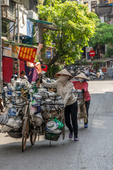 Obraz premium Vietnamese woman selling fruit and vegetables on the street. Traditional sale. Hanoi