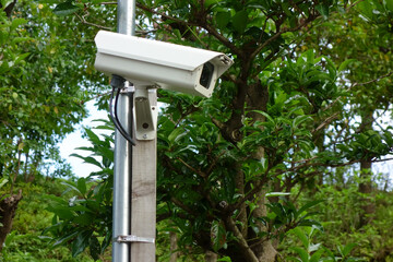監視カメラ、フェンス内のセキュリティ対策ツール、通りのcctvカメラ