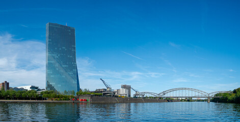 Europäische Zentralbank in Frankfurt fotografiert vom Main