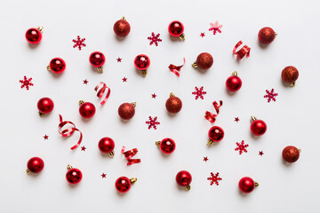 Christmas composition. a pattern of christmas balls on colored background. Flat lay, top view New year decor