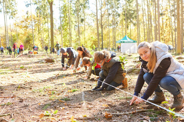 Children planting trees as a voluntary climate protection campaign