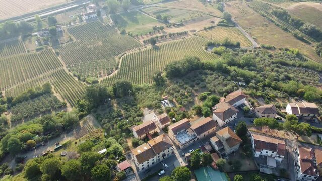 Volo su paese di campagna su collina tra le vigne 